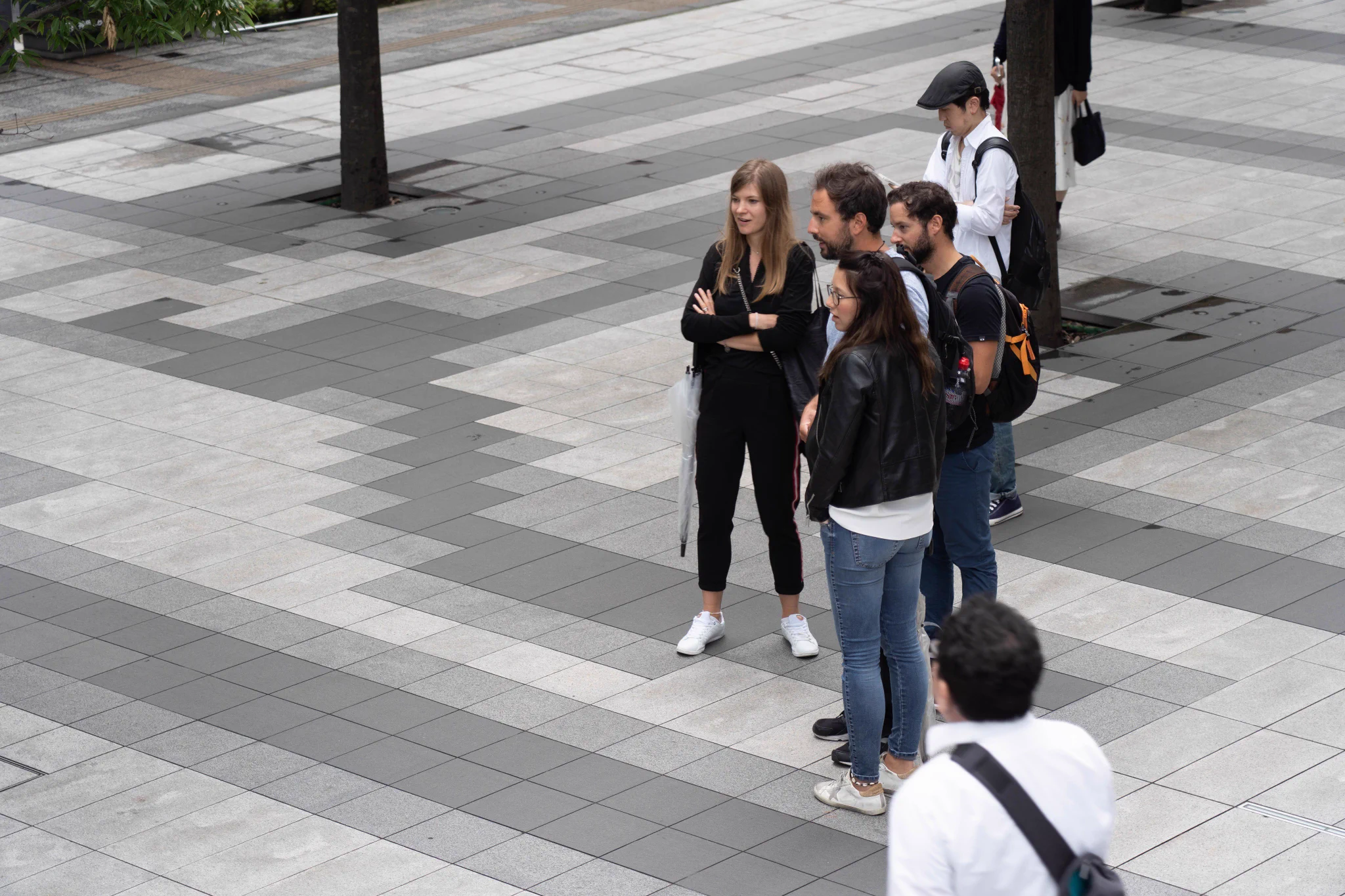 世界よこれが日本だ！疑似膝枕される日本人をじっと見つめる外国人www