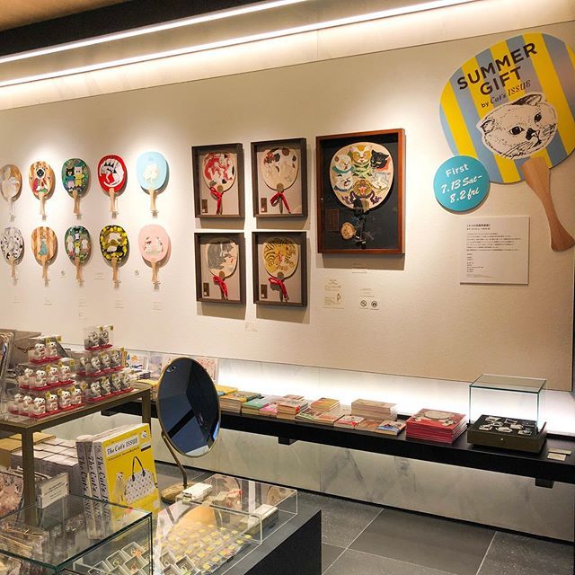 catsissue's tweet photo. 【SUMMER GIFT by Cat’s ISSUE】
@銀座 蔦屋書店
前半：7月13日(土)〜8月2日(金)
本日オープンいたしました！
色とりどりのネコ団扇がずらっーと並び、夏らしい展示になっています！

#catsissue #銀座 #銀座SIX #銀座蔦屋書店
#summergiftbycatsissue 
#summergift 
#uchiwaexhibition #ネコ団扇 https://t.co/y6zzGfHFaN