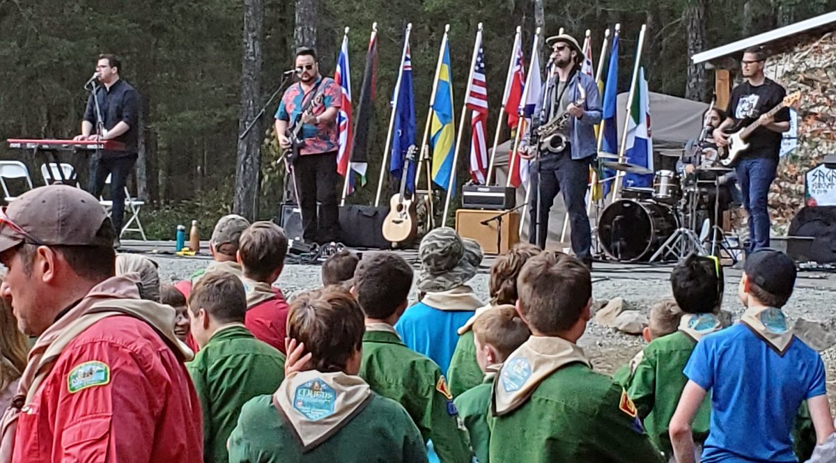 No Island takes over the stage and the #pj2019 party begins!