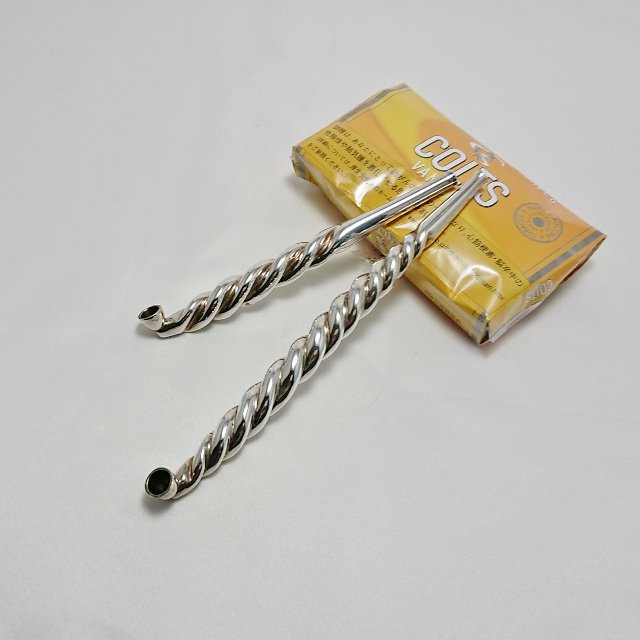 オオヌキタバコ十条 パイプ葉も味わえちゃう摩利支天ストレートにベント 吸い口がプクッとした可愛い煙管 黒竹煙管もお試しできますよ Y O 煙管 茂作煙管の試喫ができます どうぞお試しください 煙管 茂作煙管はこちらからもご購入