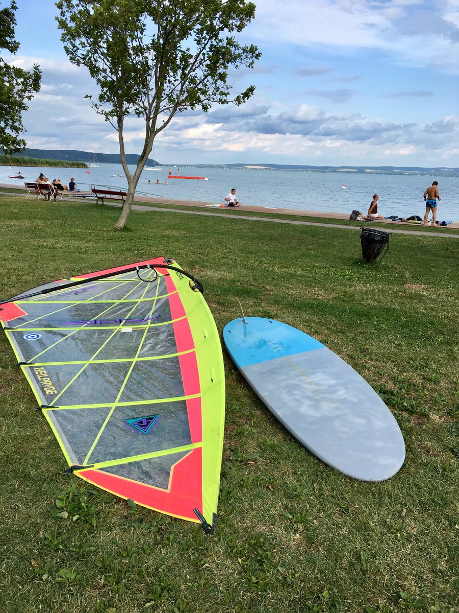 pitbikemx's tweet image. Oldschool beach set. 96’ #neilpryde woldcup MKII 6.5 with Kona windsup 10.0” perfect for #lightwind condition 👌🏼🤙🏼😀 #windsurfing #beach #lakebalaton #friday