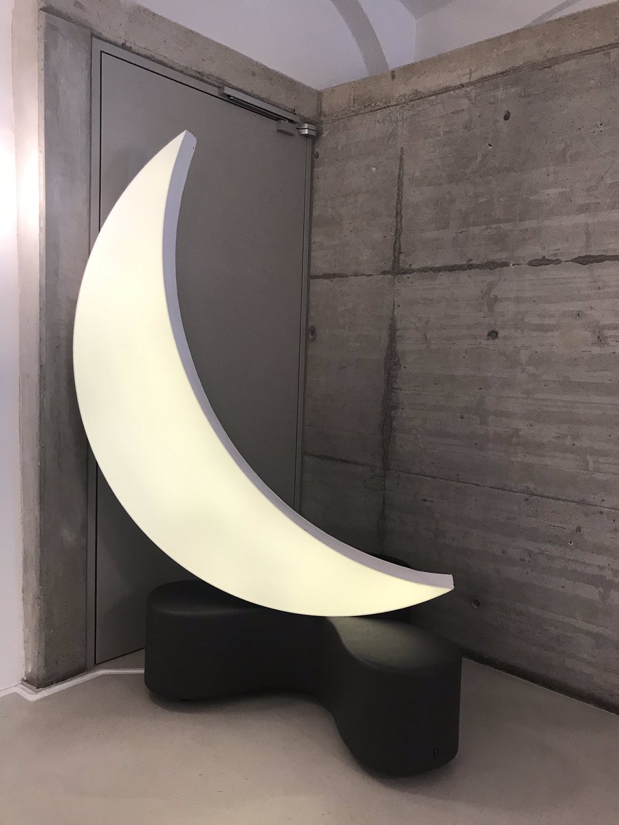 kulturfritzen's tweet photo. Leonid Tishkovs #PrivateMoon, der derzeit im Foyer der @kunsthallekrems steht, kann über die #Artothek kostenfrei für eine Woche ausgeliehen werden. Das Exemplar aus der Haupthalle jedoch nicht. 😃 https://t.co/yuM7P1ySnd