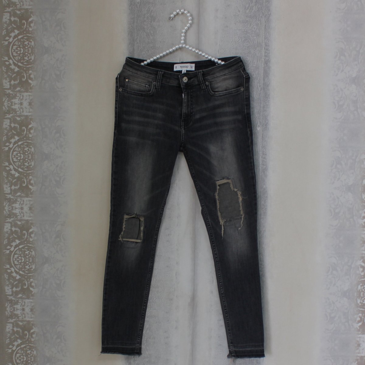 SonalM_closet's tweet photo. Nothing says relaxed cool calm and collected like some black Destroyed skinny cropped Denim jeans by Mango. Shop only at #closetsm #destroyedjeans #denim #mango #shoppingonline @Sonalmaherali https://t.co/cthBOWVIWO