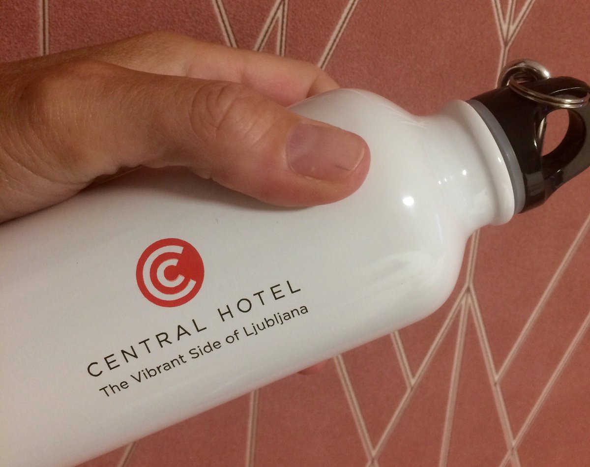steiner_nina's tweet photo. Schysst vattenflaska o reklam för det goda kranvattnet som finns tillgängligt överallt i stan till alla som checkar in på hotell Central i #ljubljana. Tips till svenska hotell som kör #kranmärkt https://t.co/ntuNCYAQHf
