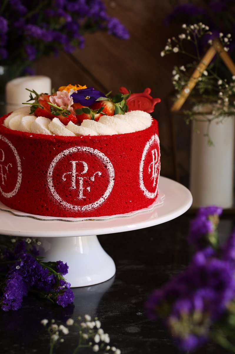 محبين الفراولة وينكم ؟ 🙋🏻‍♀️🙋🏻‍♂️
كيكة شارلوت الفراولة هيه قصة ثانيه من اللذاذة الي نسويها في مطبخنا من الألف إلى الياء ... تابعونا اليوم و استمتعوا ويانا بستوري لذييييييييييذ ... ولا تنسون تفاعلكم ويانا بلايك على الصورة ❤️