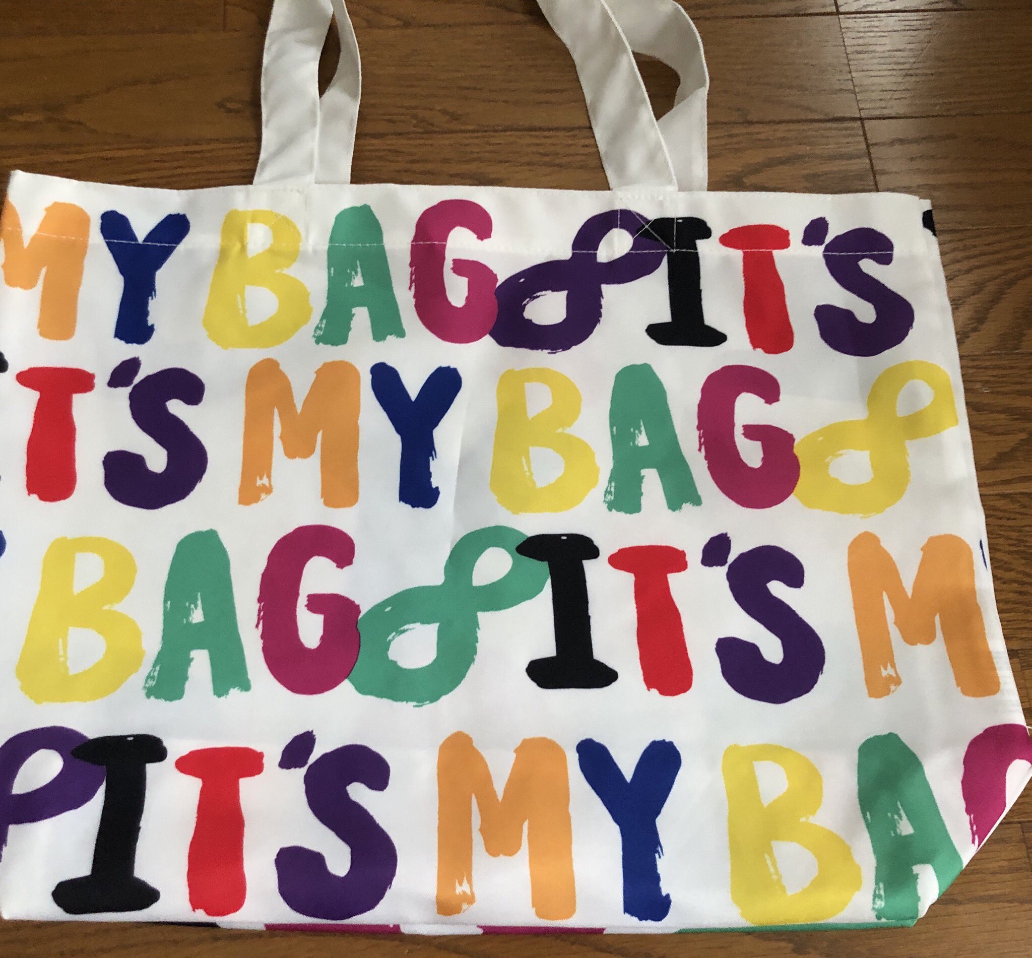 ちえりんᕱ ᕱ まだ低浮上中 Pa Twitter 関ジャニ 十五祭グッズ Tシャツ バッグ サイズ感比較してみました バッグ編 三種 中サイズでgr8estのビニールバックサイズくらいです 大バッグは内ポッケ付き コンパクトになります 赤とピンクが嬉しい 十