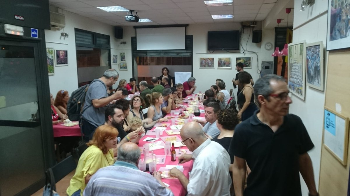 Ateneuvilanovi's tweet image. Si la justicia com multas te vacila... en un parell de dies organitzem un sopar solidari i auuuu té @9devilanova!, 
Tendresa a dojo, sou amor!! 
Moltes gràcies @encausats @prot3sta1 @JosantAbsolucio David Mariscal, etc... per ensenyar-nos q viure vol dir prendre partit! ✊🏽