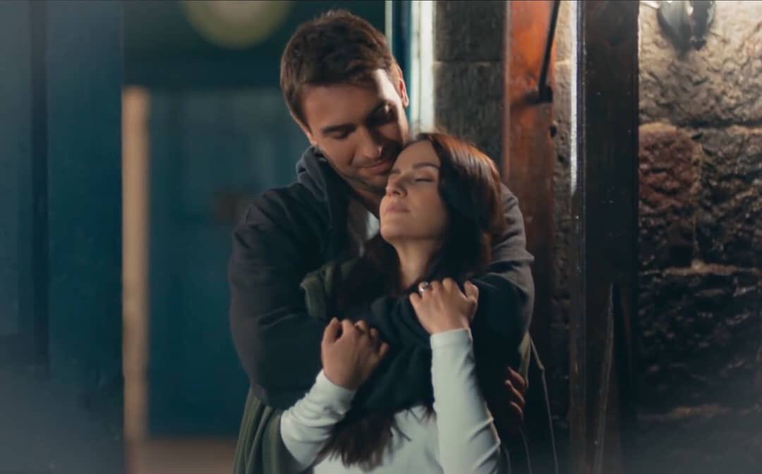 rivrivci61's tweet photo. Sevdiği adamın kollarinda
 huzur bulan bir kadın❤️🌹

#NefTah #SenAnlatKaradeniz https://t.co/FgnwPgULOr