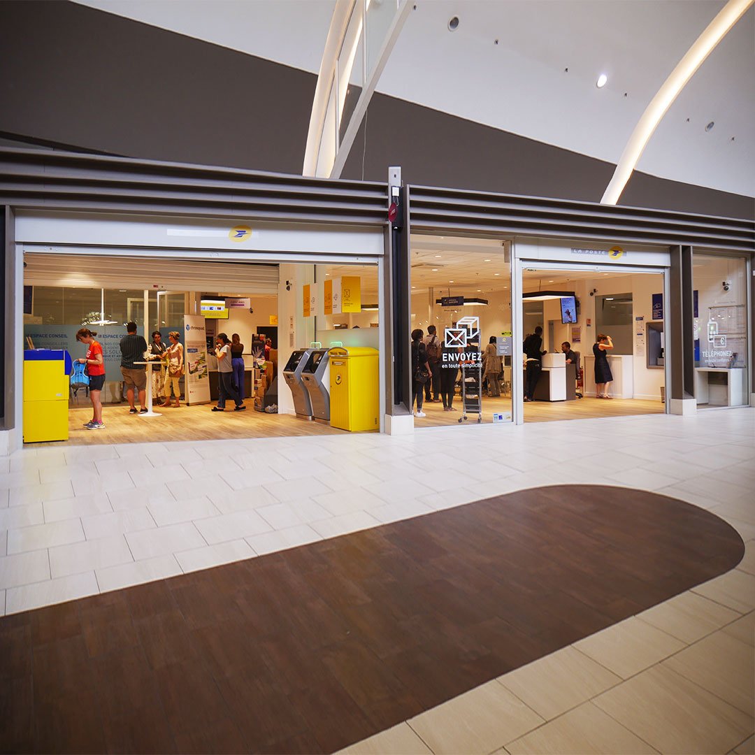 espacestquentin's tweet photo. [NOUVEAU SERVICE]
Le nouveau Bureau de Poste vient d'ouvrir en face des caisses Carrefour à l'Espace Saint Quentin  🎉 🎈 
👉 Rdv au niveau 1 pour découvrir 500m2 de services (postaux, banque et patrimoine) ! https://t.co/sAmjR63YQR