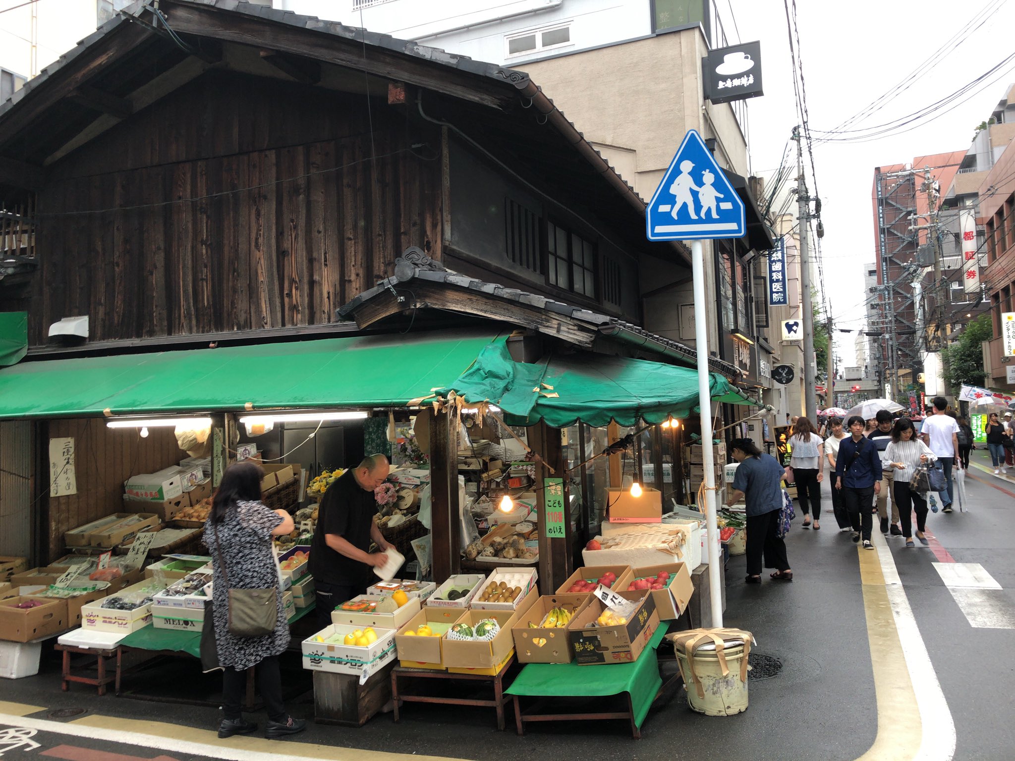 ぶたお もてラジ 毎年撮影しているけど ここの果物屋がまだ営業しているとホッとする 梶井基次郎の 檸檬 に出てきたのはこんなようなお店だったんじゃないかと夢想できる 実際のモデルとされているお店はもうなくなってるw T Co Wtprldra5i ぶたお もてラジ 毎年撮影しているけど ここの果物屋がまだ営業しているとホッとする 梶井基次郎の 檸檬 に出てきたのはこんなようなお店だったんじゃないかと夢想できる 実際のモデルとされているお店はもうなくなってるw T Co Wtprldra5i