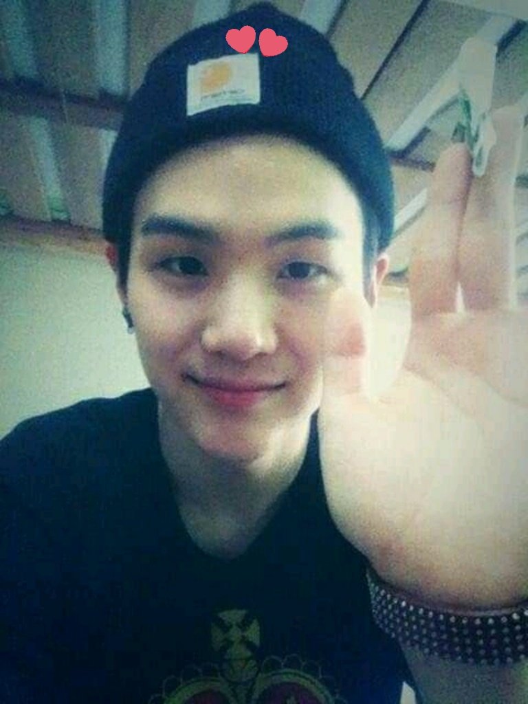 soraitslike's tweet image. •Cuanto es la probabilidad de que sea el mismo gorro?! 😍😍😍

Porque eso sería muchísima casualidad y coincidencia! 💛

#Yoonmin #SameClothes #couplesgoals