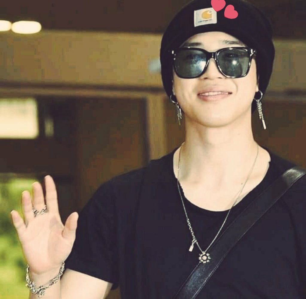 soraitslike's tweet image. •Cuanto es la probabilidad de que sea el mismo gorro?! 😍😍😍

Porque eso sería muchísima casualidad y coincidencia! 💛

#Yoonmin #SameClothes #couplesgoals