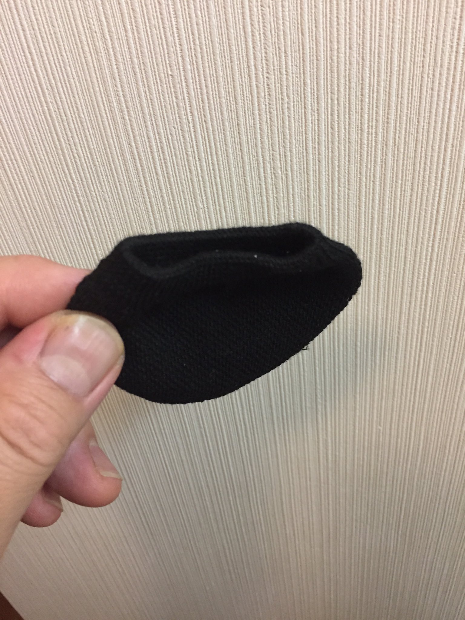 ゴリらん Sur Twitter 家で使っているヘッドホンの耳に当たる部分が劣化してポロポロ剥がれるようになったのでカバーを探していたら100均でいい物をみつけた キャスターに被せるカバーらしいがこれがジャストフィット ヘッドホンは直径7cm ヘッドホン ヘッドホン