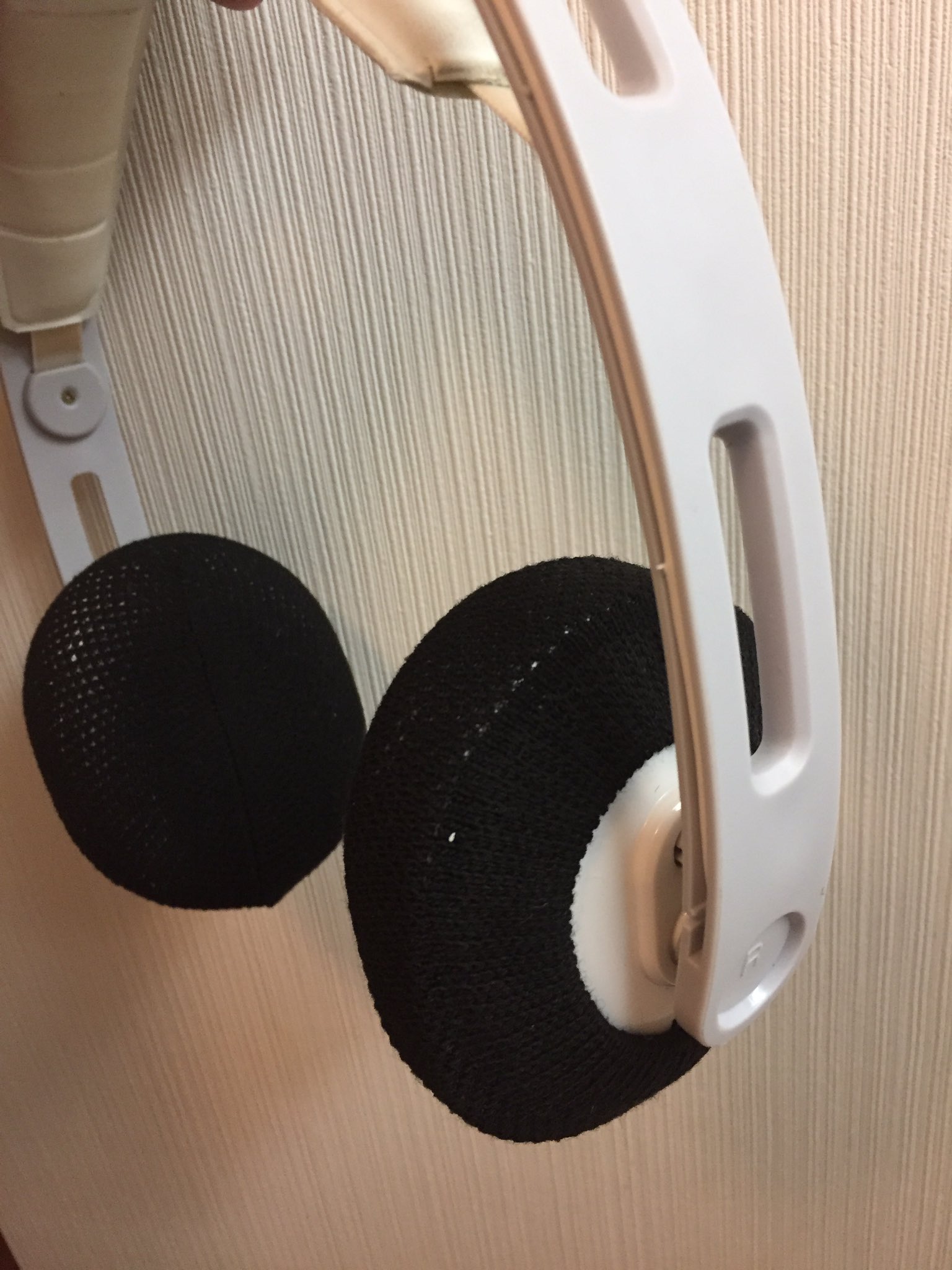 ゴリらん Sur Twitter 家で使っているヘッドホンの耳に当たる部分が劣化してポロポロ剥がれるようになったのでカバーを探していたら100均でいい物をみつけた キャスターに被せるカバーらしいがこれがジャストフィット ヘッドホンは直径7cm ヘッドホン ヘッドホン