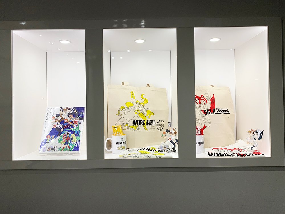足立慎吾サイン入り　　　入手困難非売品B2サイズポスター 足立慎吾アートワークス」をANIPLEX+でお買い求め頂くと、 “プリント