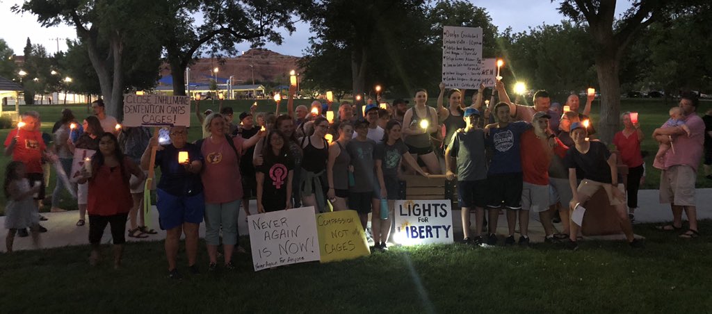 DemelloKrystie's tweet image. St George Utah standing for #CompassionNotCages #NeverAgainIsNow #LightsforLiberty