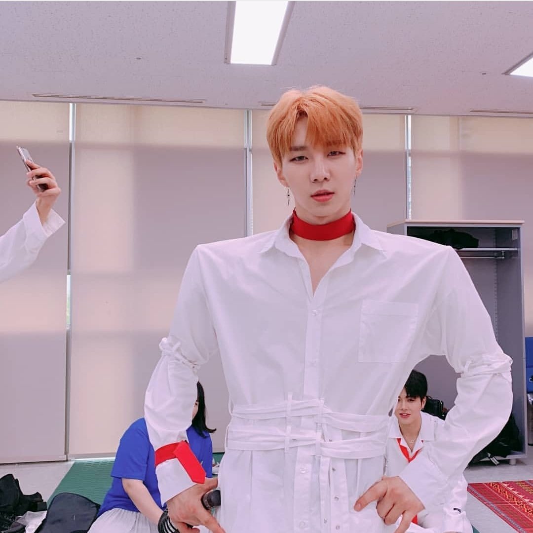 noir__int's tweet photo. [TRANS] 190712 Noir official Instagram update

I probably should stop working out 

#느와르 #NOIR #EnergeticIdol #GodlyIdol #둠둠 #DoomDoom #이준용 #Huindungie #ShoulderGangster #PowerShoulder #SturdyFigure #MuscleKing💪 https://t.co/0OSONzn2T3