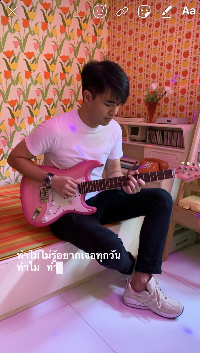 ceemeagain's tweet photo. ทำแบบนี้ได้นานยัง? พึ่งสังเกตว่า #instagram #story ใส่เพลงได้แล้ว กดเข้าไปมีเพลงให้เลือกเยอะมาก เสิร์ชดูมีครบหมด ดีอะมีเพลงประกอบภาพละ จะใส่ให้ขึ้นเป็นเนื้อร้องหรือภาพปกเพลงก็ได้นะ เจ๋งดี #IGSTORY https://t.co/uiZNAnAnPT