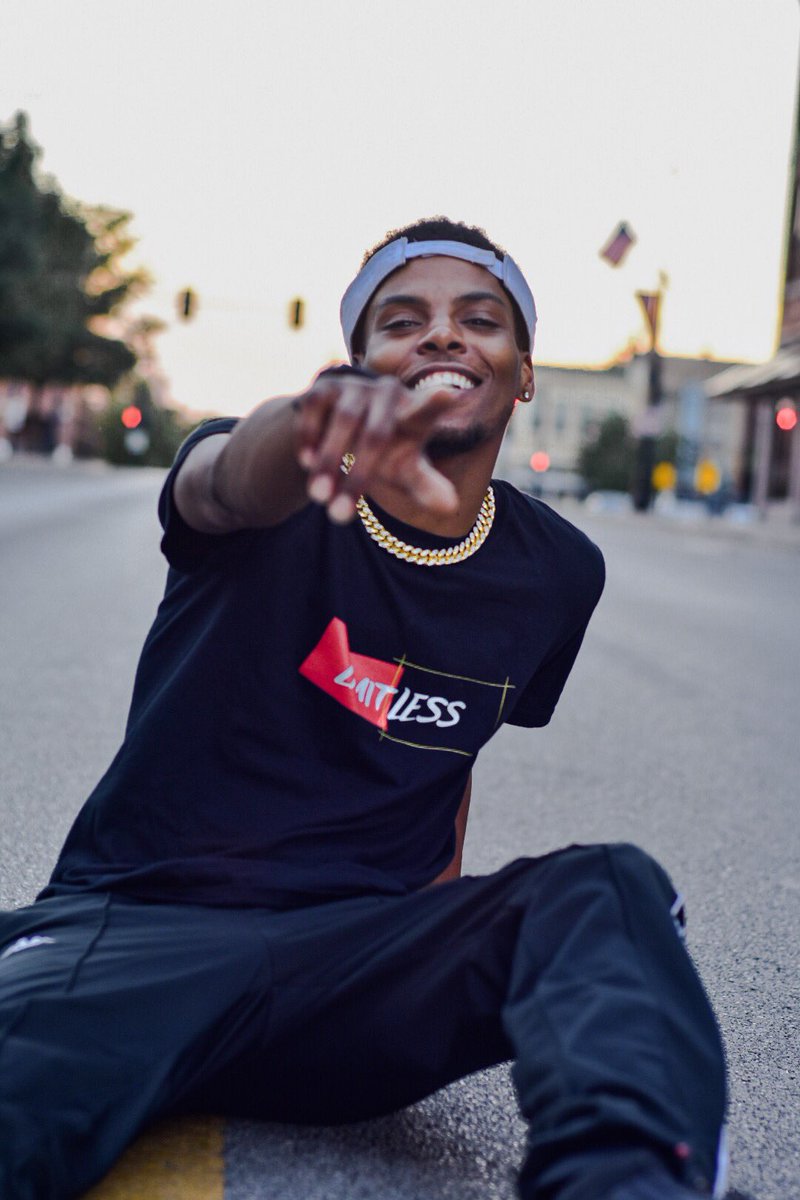 Ife_thatcoolguy's tweet photo. We Are A Touchdown 

#imLimitLess #streeetwear #merchlaunch #LimitLess 

https://t.co/K2NehnOasL https://t.co/wJDeHpHpxi