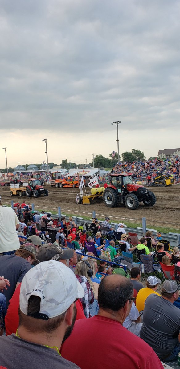 PETERSONIHFARMS's tweet photo. Went to tractor pull tonight, gal sang the national anthem and guess what? ...didnt see a single person kneeling there... Everyone stopped, took their caps off, put their hand on their heart, and looked at the flag like you're supposed to. https://t.co/8PZH5xflvF