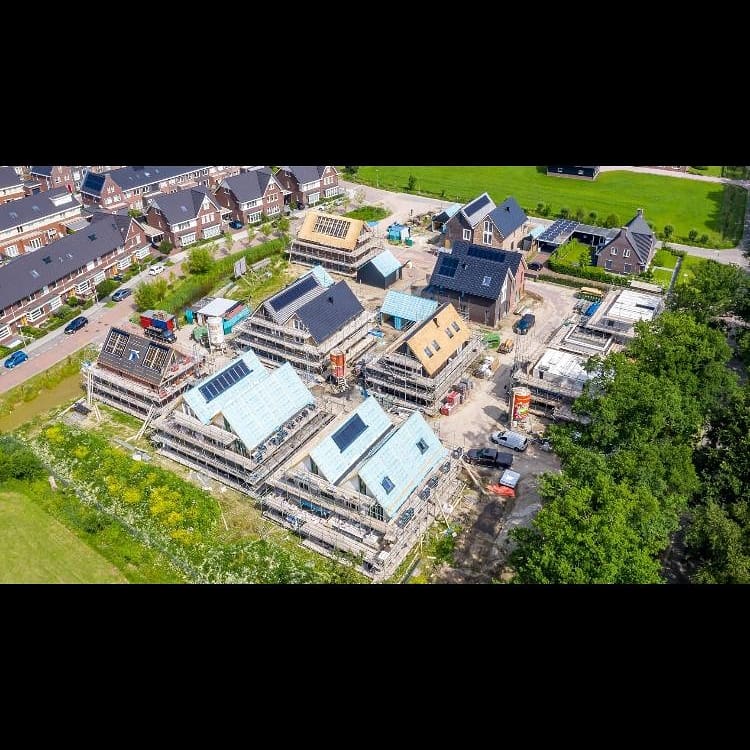 InfoMorren's tweet photo. Deze week zijn wij gestart met een mooi project van 3 woningen met rietendak in combinatie met zonnenpanelen in Woudenberg. Op deze dronefoto is deze mooie combinatie goed te zien https://t.co/GlwuNAl8UN