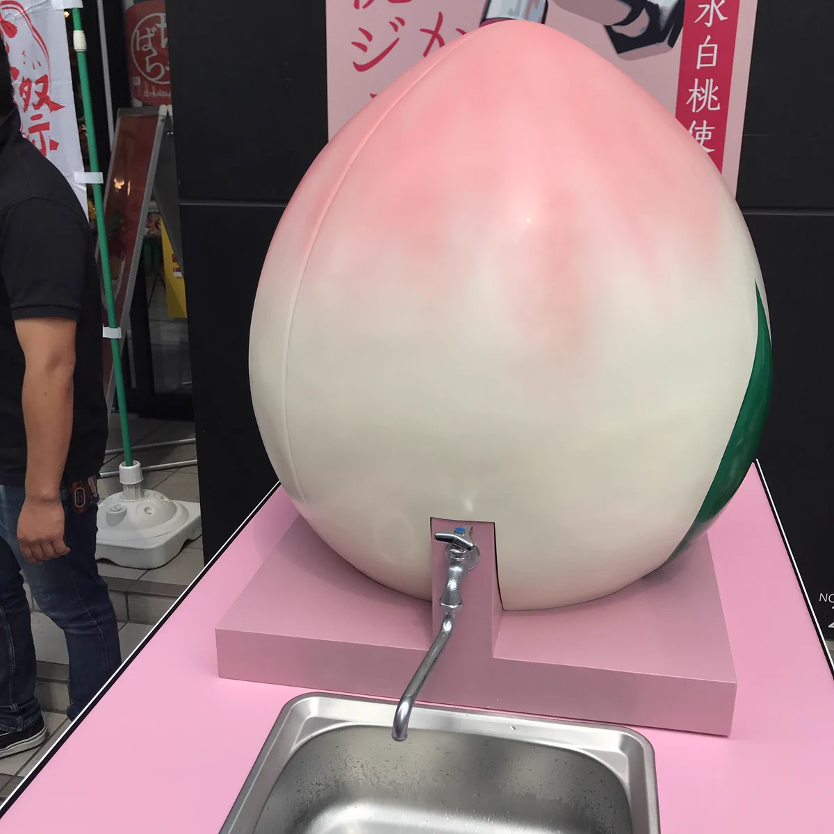 子供の頃の夢が叶う！？秋葉原に桃ジュースが出る蛇口が登場www