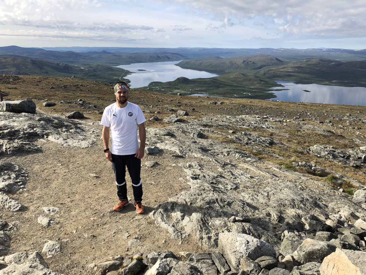 JanneNurminen's tweet photo. Huomenta! Aamuhölkkä Saanan huipulle kuulosti paperilla miellyttävämmältä kuin käytännössä. Maisemat vähän kompensoi. #Kilpisjärvi #Saana https://t.co/uhaPxIcfcI