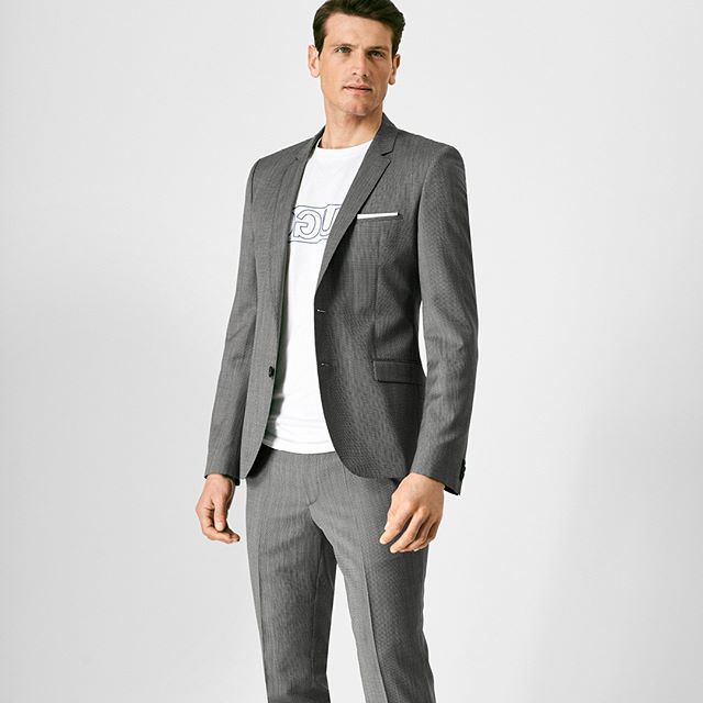 Grau Anzüge werden nur von grauen Mäuschen getragen? Überzeugt Euch vom Gegenteil.

Anzug von HUGO : 22384500

#hirmer #munich #muenchen #outfitforyou #outfitinspo #menswear #menstyle #mensfashion #style #fashion #streetwear #instagood #model #streetstyl… ift.tt/2XFNjBi