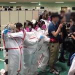地下アイドルのハグ会は防護服を着て行われているとはw