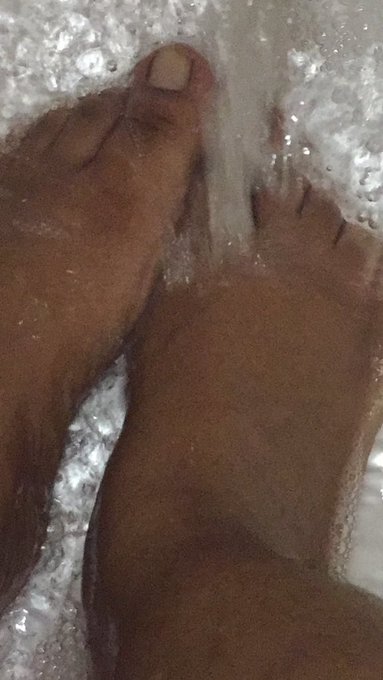 Giving my babies a nice soak after a hard day at work. #feet #footfetish #feetpics https://t.co/stEP<a href="/tag/footfetish"class="tags"><span>#footfetish</span></a><a href="/tag/feet"class="tags"><span>#feet</span></a><a href="/tag/feetpics"class="tags"><span>#feetpics</span></a>