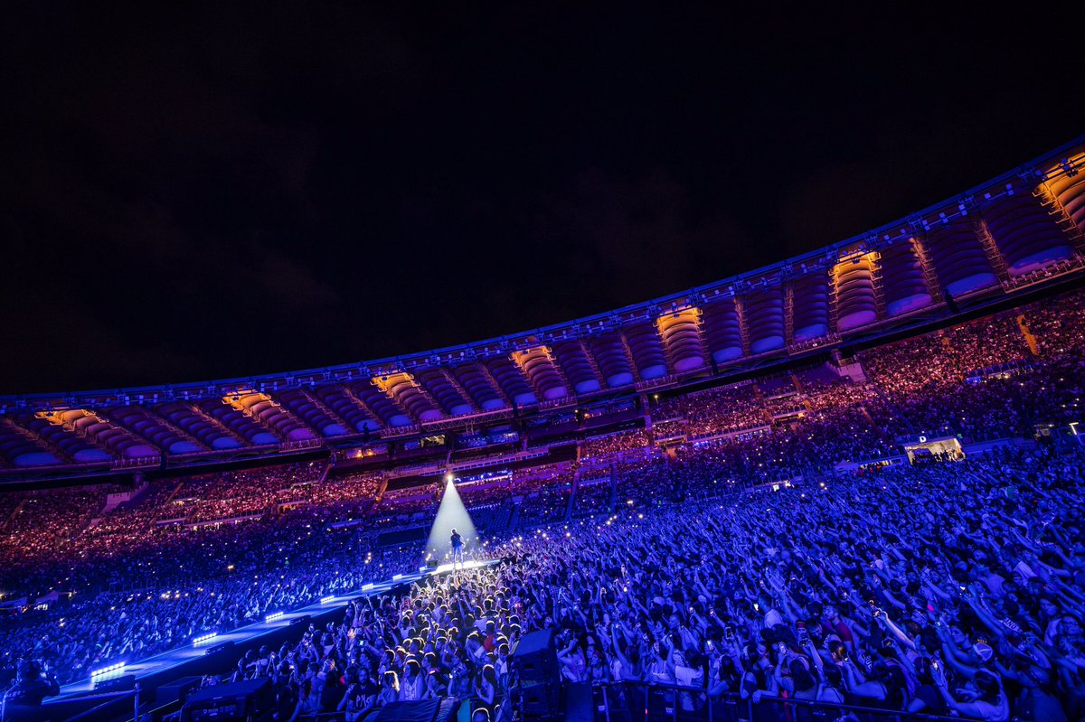 ligabue's tweet photo. In questo giro di concerti ho avuto la sensazione di ricevere ancora più amore rispetto al solito. 
Vi devo tanto per questo. Non lo dimenticherò!
#LigaStadi2019 #Roma https://t.co/JZKjRtIiXl