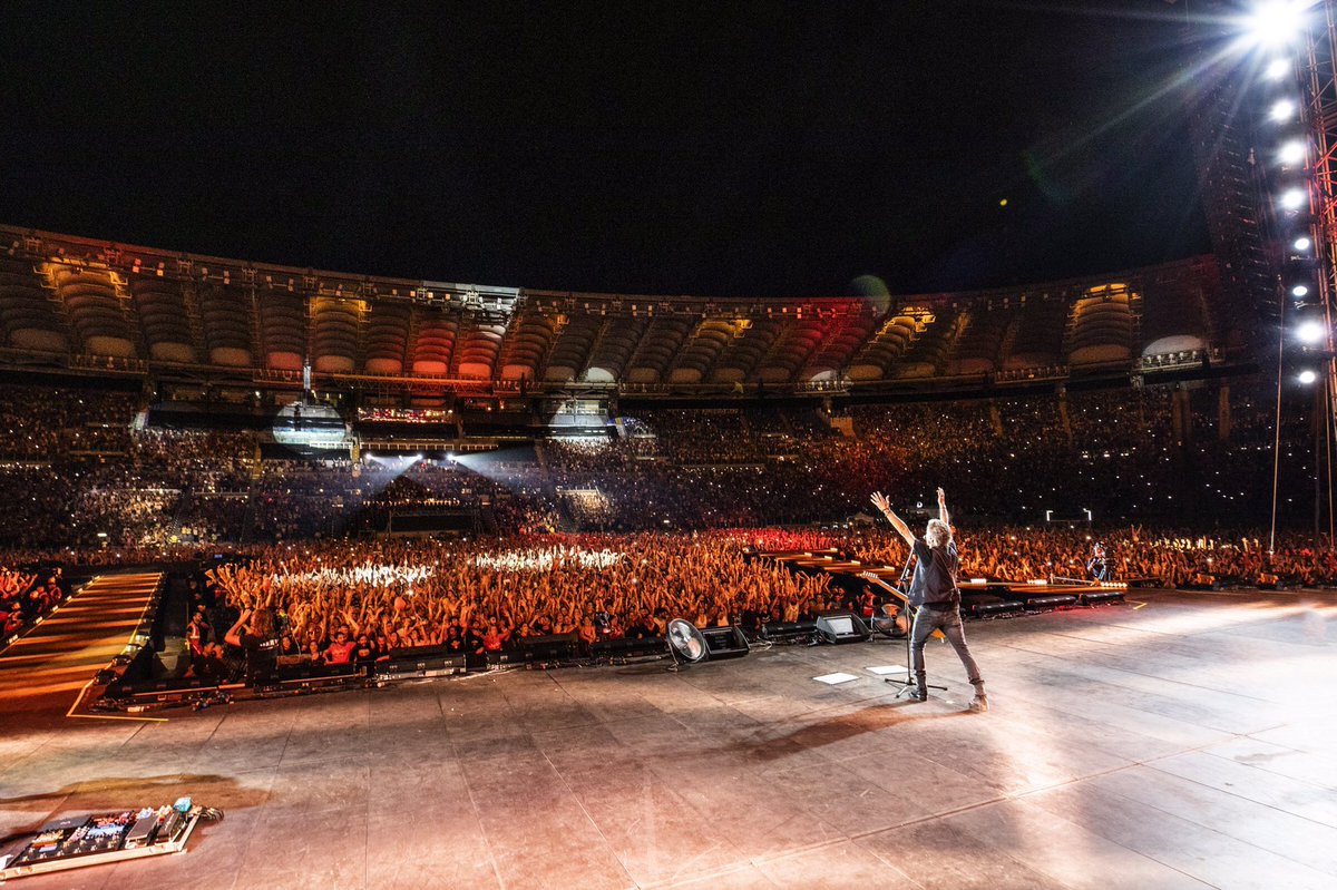 ligabue's tweet photo. In questo giro di concerti ho avuto la sensazione di ricevere ancora più amore rispetto al solito. 
Vi devo tanto per questo. Non lo dimenticherò!
#LigaStadi2019 #Roma https://t.co/JZKjRtIiXl