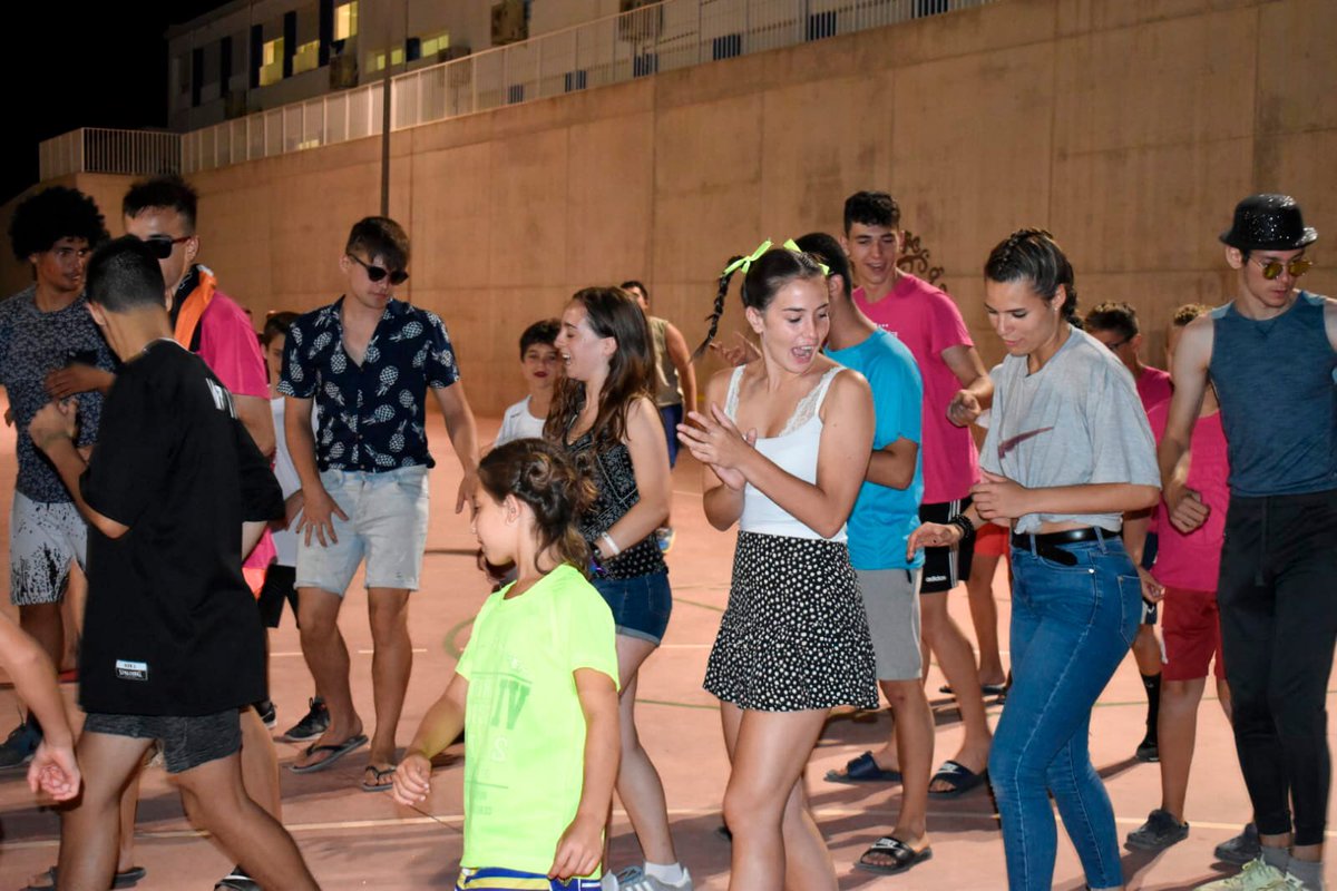 CampusVIDIMIRI's tweet photo. ¡Ayer por la noche disfrutamos del concurso de bailes y demostramos ser unos bailarines con mucha marcha! 🕺🏽💃🏽
¡Y hoy no va a ser menos, es el último día del Campus Vidimiri X Edición: últimos partidos, premios, una ultima comida juntos y despedidas llenas de abrazos! ⛹🏼‍♂️🏆🥘 ❤️ https://t.co/DQmWWvAmKX