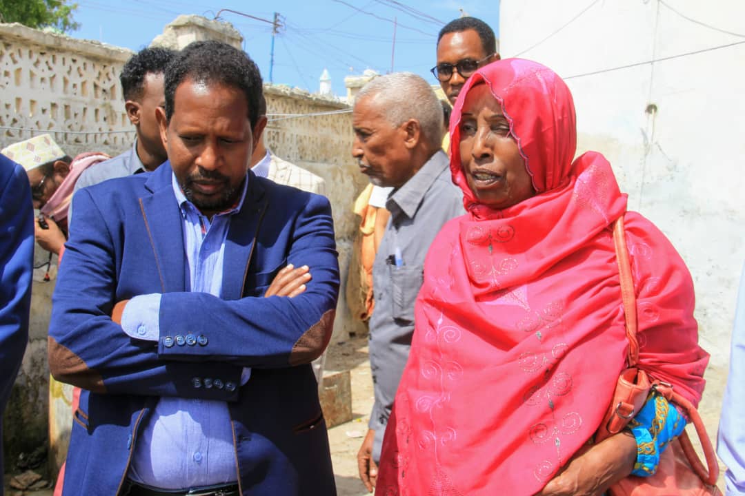 engyarisow's tweet photo. Waxaan gurigeeda ku wareejinay Lul Mohamed Ahmed (Lul Dikriyow) oo muddo 28 sano laga heystay. Dadkii diidanaa inay u baneeyaan ayaan u sheegnay inaan sharciga horgeyneyno oo ay xabsi nuteysanayaan iyo inaan ku soo dalaceyno kiro 28 sano ah hadii aysan degdeg uga bixin. https://t.co/XgolCqHOvA