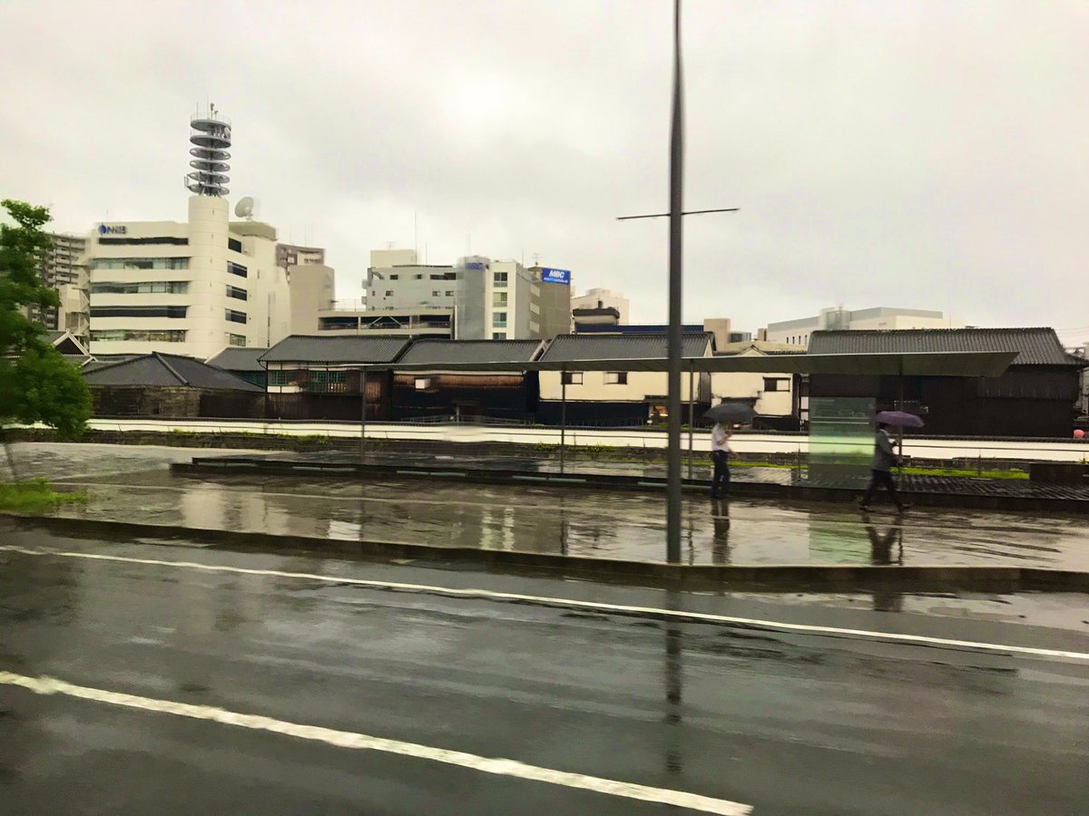 「雨ひどいけど、車で
観光を敢行ちう^^?

出島に、崇福寺と眼鏡橋 」|山口勝平@「勝平大百科 50キャラで見る僕の声優史」発売中です❗️のイラスト