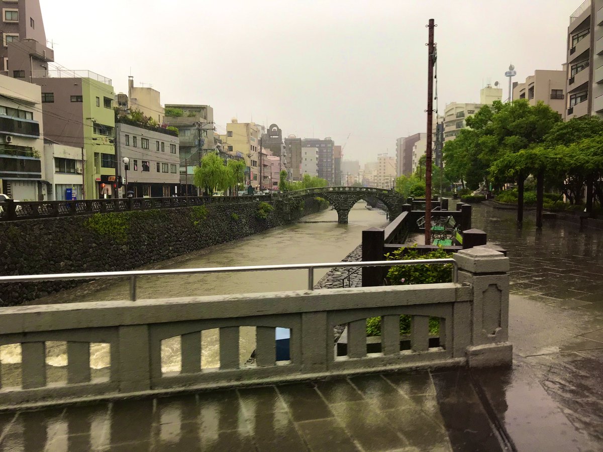 「雨ひどいけど、車で
観光を敢行ちう^^?

出島に、崇福寺と眼鏡橋 」|山口勝平@「勝平大百科 50キャラで見る僕の声優史」発売中です❗️のイラスト