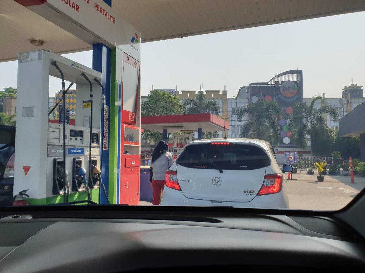 Kelakuan pengendara negara ber flower, +62, isi bensin sdh gak mau turun, pas mau bayar baru nyari2 uang.....