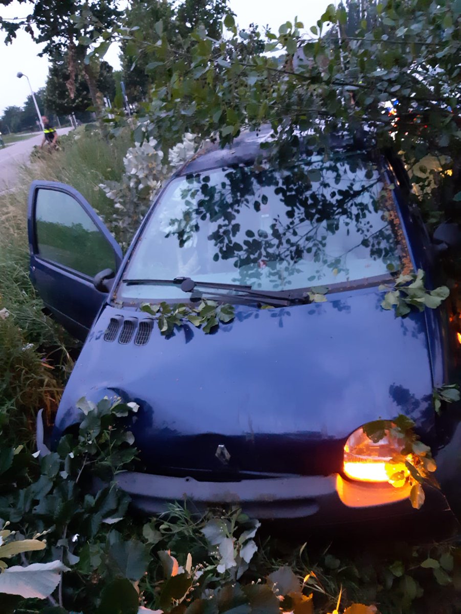 Autokrakers uit de bocht Burgemeester Middelweerdbaan na inbraak in Terwijde. Linke vluchtpoging eindigt in struikgewas. #demeern #terwijde facebook.com/10880120586940…