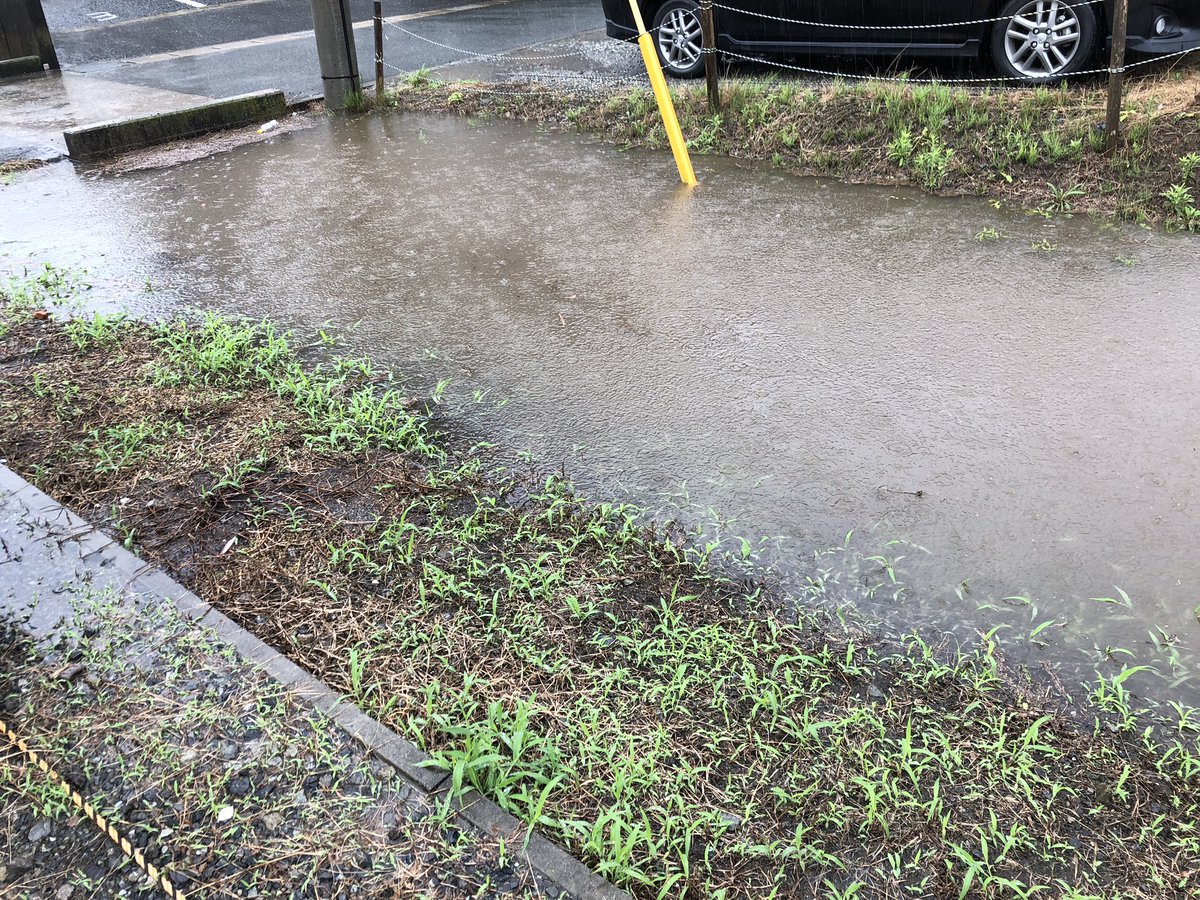 yoshirate's tweet photo. 三連休の初日、熊本は大雨☔️

近くのドブがヤバイ！

#どぶろっく https://t.co/Ctwz0Cy2FR