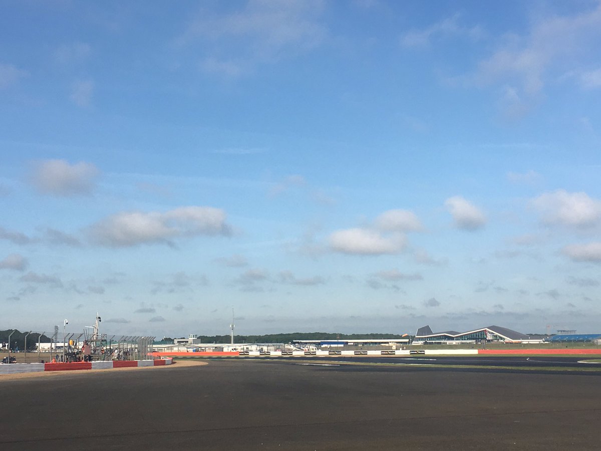 Glorious morning at Becketts corner <a href="/SilverstoneUK/">Silverstone</a> #BritishGP some comedy chat from these guys already this morning! 😂😂