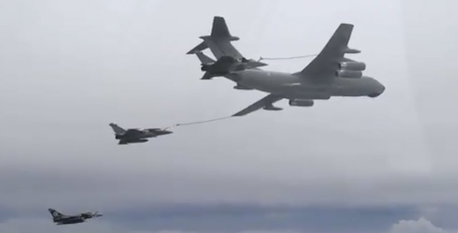livefist's tweet photo. A pair of @Armee_de_lair Rafales get some gas from an @IAF_MCC IL-78M tanker at #ExGaruda2019. https://t.co/m45iLm8Hr6