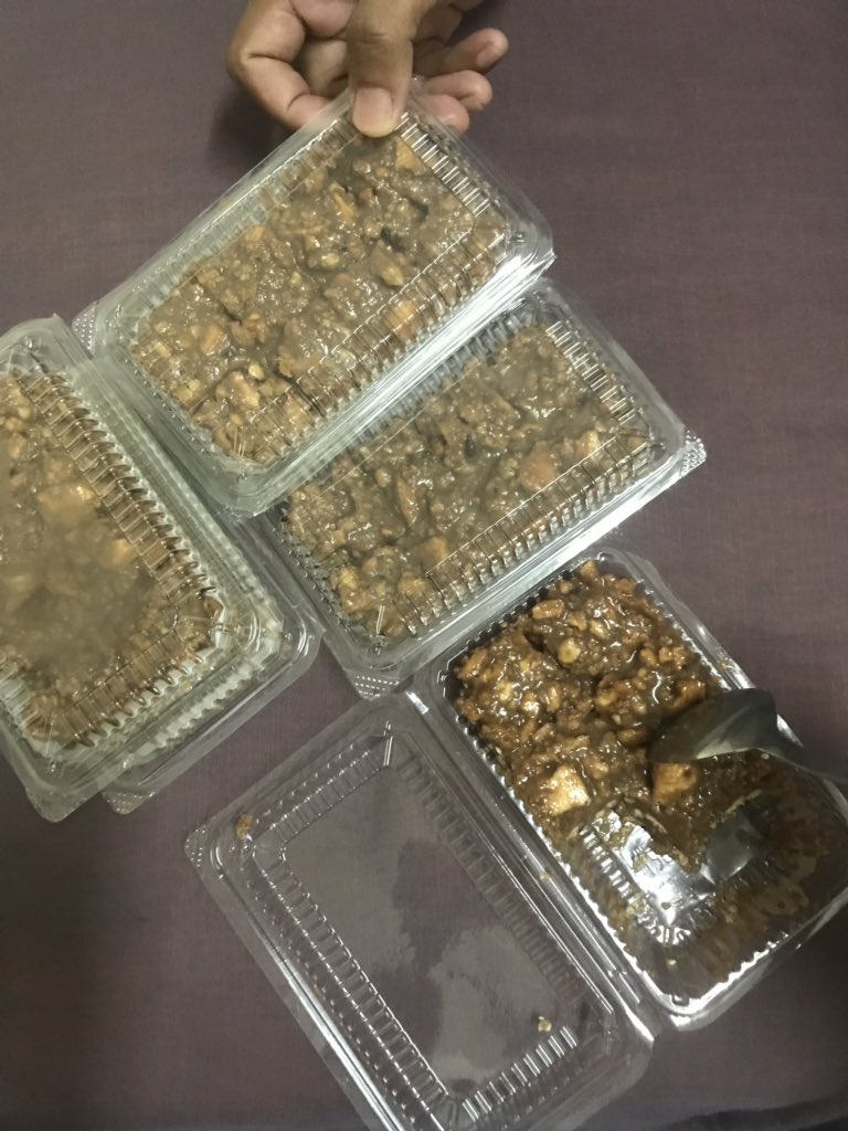 MohdRafiudin1's tweet photo. Nasi kukus sedap kt seksyen 18. Murah pun murah ayam besar. RM5 jeee. Ada sekali kek batik yg aku tumpang jual kt gerai brother ni. Rm2.50 je guys. Jemput beli and Help a brother out to kumpul duit kahwin ☺️ Thanks guys! 

Landmark: Intec Seksyen 18 Shah Alam https://t.co/hhEVifAkPA
