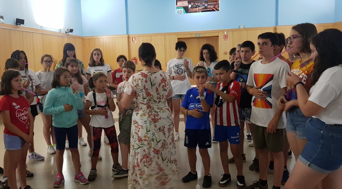 flautaasturias's tweet photo. #Taller "RESPIRAR y CANTAR ... todo es emepzar" a cargo de Paula Lueje.

XVII #SemanaMusical - #CampamentodeMúsica

#semanamusicalcampamentodemusica #17semanamusical #conciertos #música #Onís #BeniadeOnís #campamentomúsica #semanamusical2019 #campamentodeverano  #veranomusica https://t.co/4AR9iIsK8D