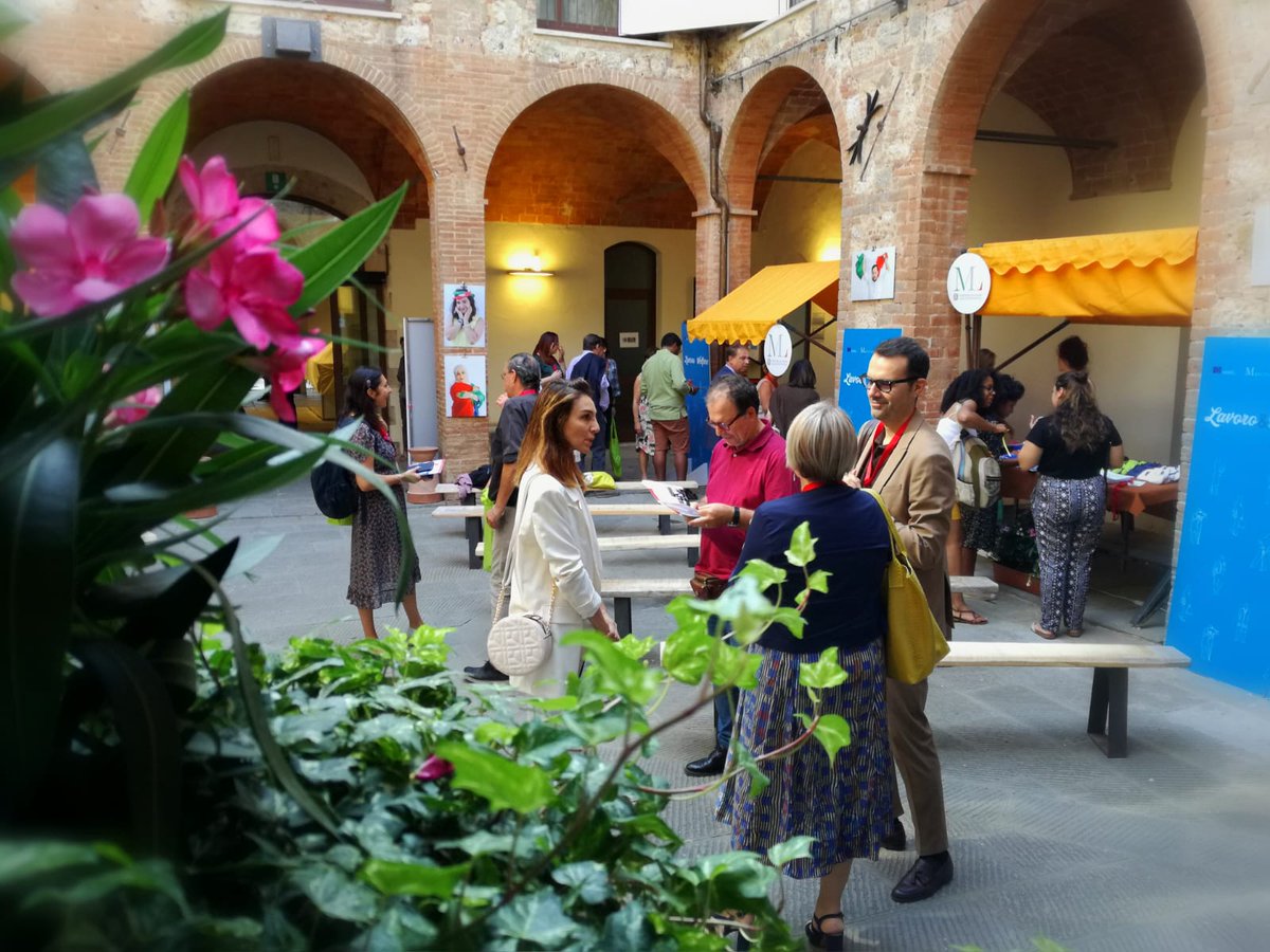 LucisulLavoro's tweet photo. Terza gjornata
Nel chiostro ci si confronta mentre in aula qualcuno ha iniziato presto.
#LSL19
#Montepulciano https://t.co/9tYOTcW5nJ