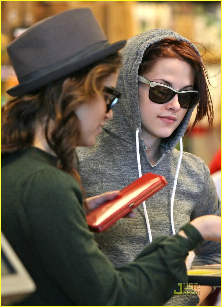 1 de diciembreKristen aparece con Nikki comprando ensaladas por LA