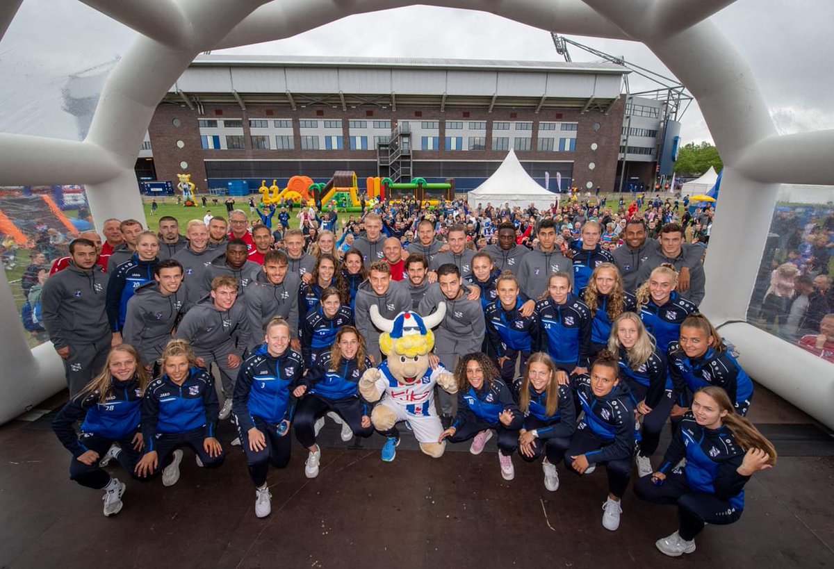 📸| Goedemorgen! Tijd voor een throw🔙.

Precies een week geleden was de FeanDei, en wat was het leuk! Hebben julie ook handtekeningen en foto's met de speelsters gescoord? ✍🏻🤳

Check het hele fotoverslag op onze Facebookpagina 👇🏻

facebook.com/32163501545212…