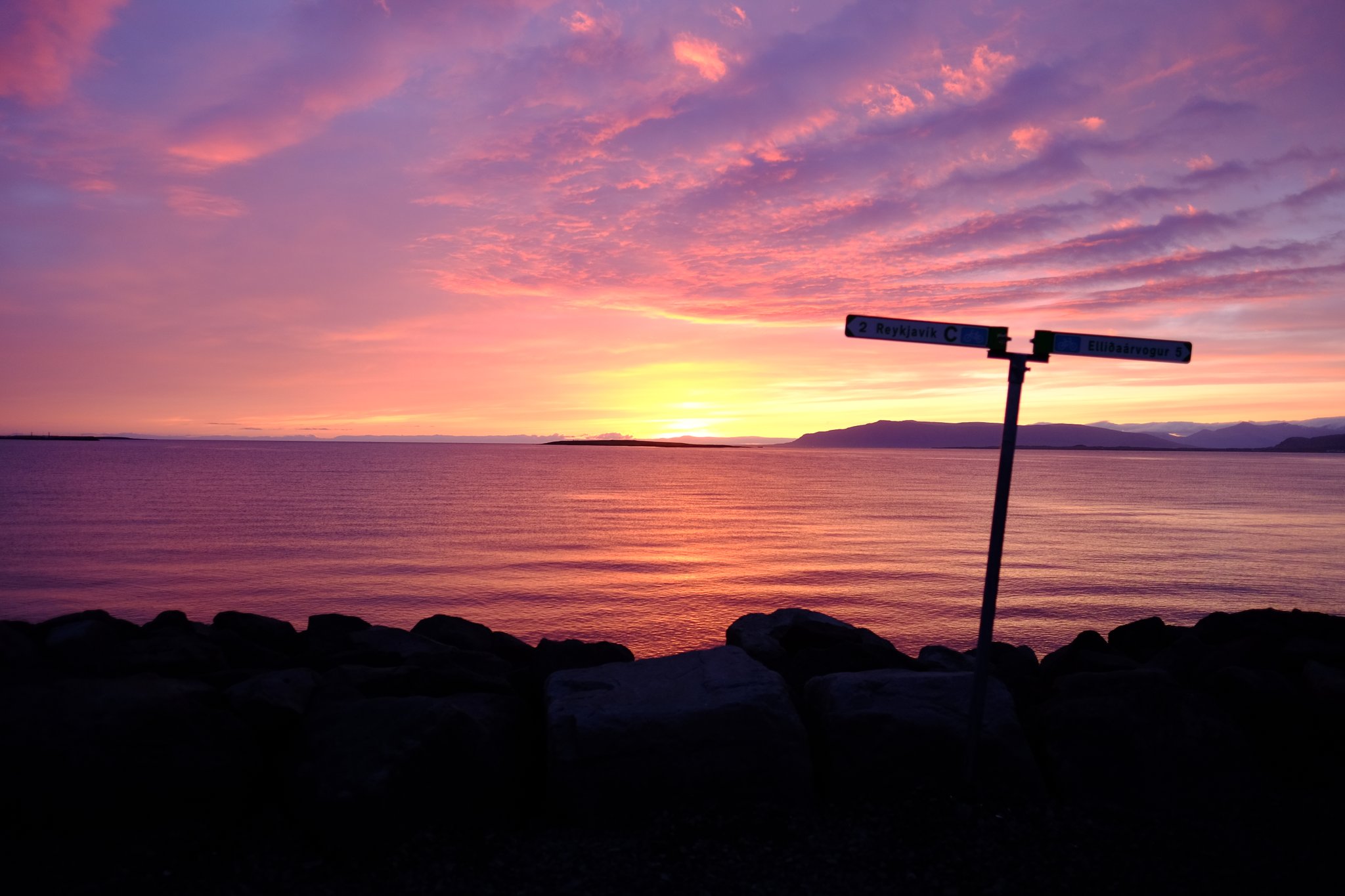 Miraium 夏のアイスランドは夕日が最高 白夜で太陽が沈むのは深夜2時 ホテル目の前の景色が綺麗で眠気は一気に飛んでいった T Co Gi631qz4jh Iceland Sunset Whitenight Reykjavik Hotelcabin 北欧旅行 アイスランド レイキャビク 白夜