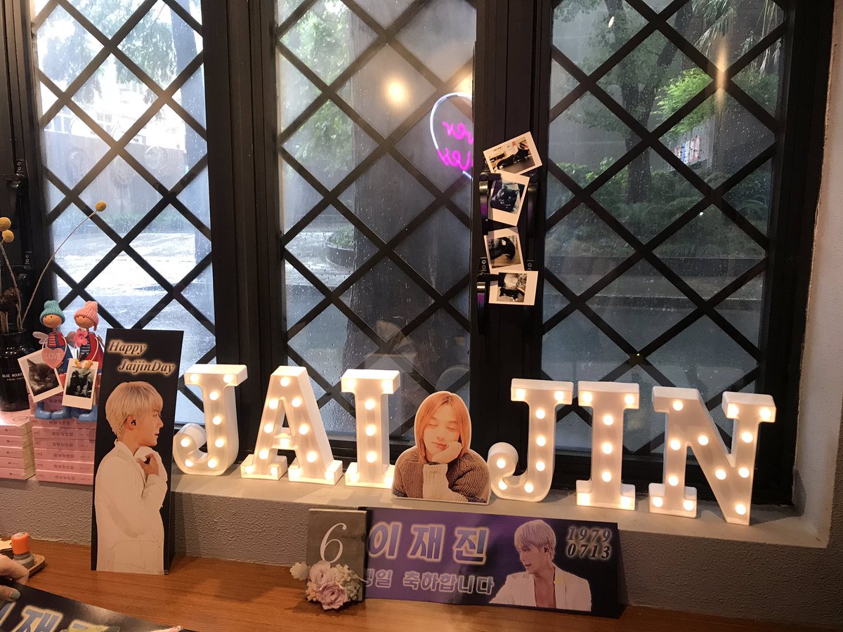 AiYiGu777's tweet photo. Nice Cafe support for Jaijin birthday in Shanghai！
#젝스키스_이재진_생일축하해
#이재진 #젝스키스 #LEEJAIJIN #SECHSKIES
#이재진_생일축하합니다
#李宰镇 https://t.co/2FCrgyDP13