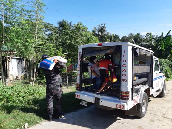 PNPAlfonsoLista's tweet photo. PSSG John L. Banagyo and PCPL Michael K. Dominong of Alfonso Lista MPS volunteered to ferry a woman and her son to their house with their 2 sack of rice that the Alfonso Lista municipal nutrition office gave to them as part of the Karingod program of the said office.
#PNPINACTION https://t.co/8vziDbR6aV