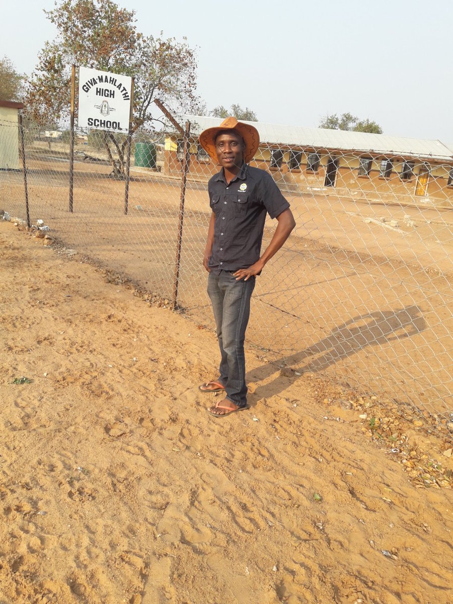KhalangaMan's tweet photo. Niri ka mahlathi 
Vanhu va kona ku tsonana lol https://t.co/guwZfhkchH